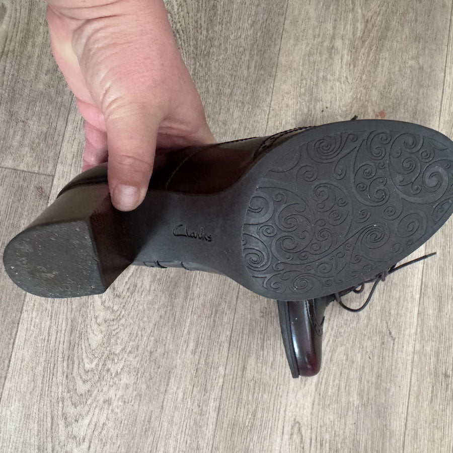 sz 6 Clarks Artisan heeled shoes
