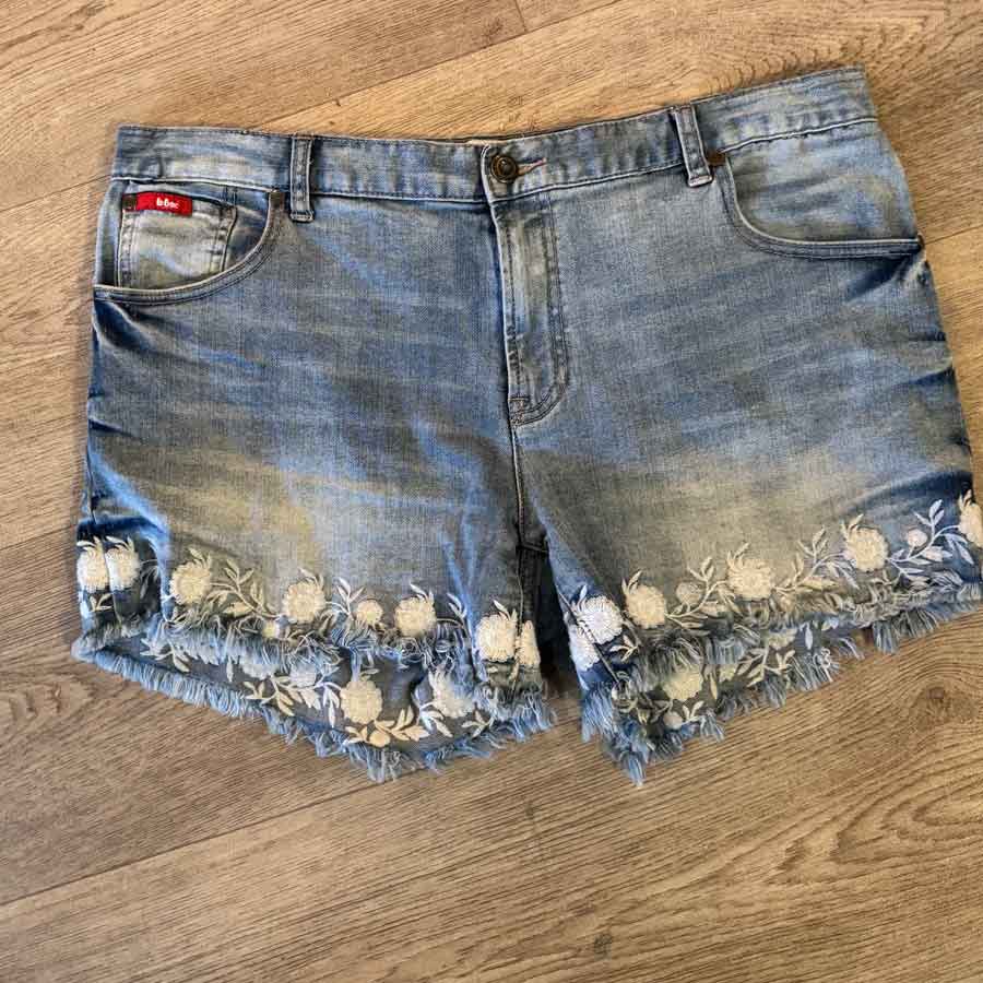sz 16 denim floral fringed shorts