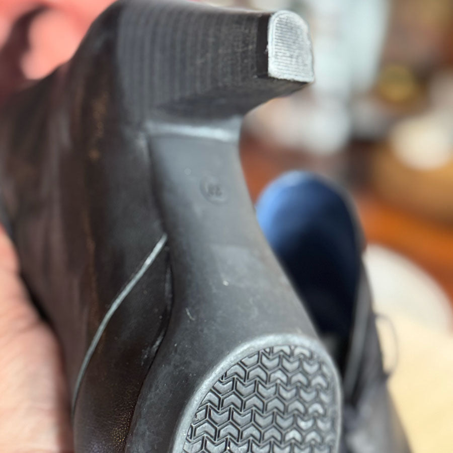 sz 37 black Perlato boots