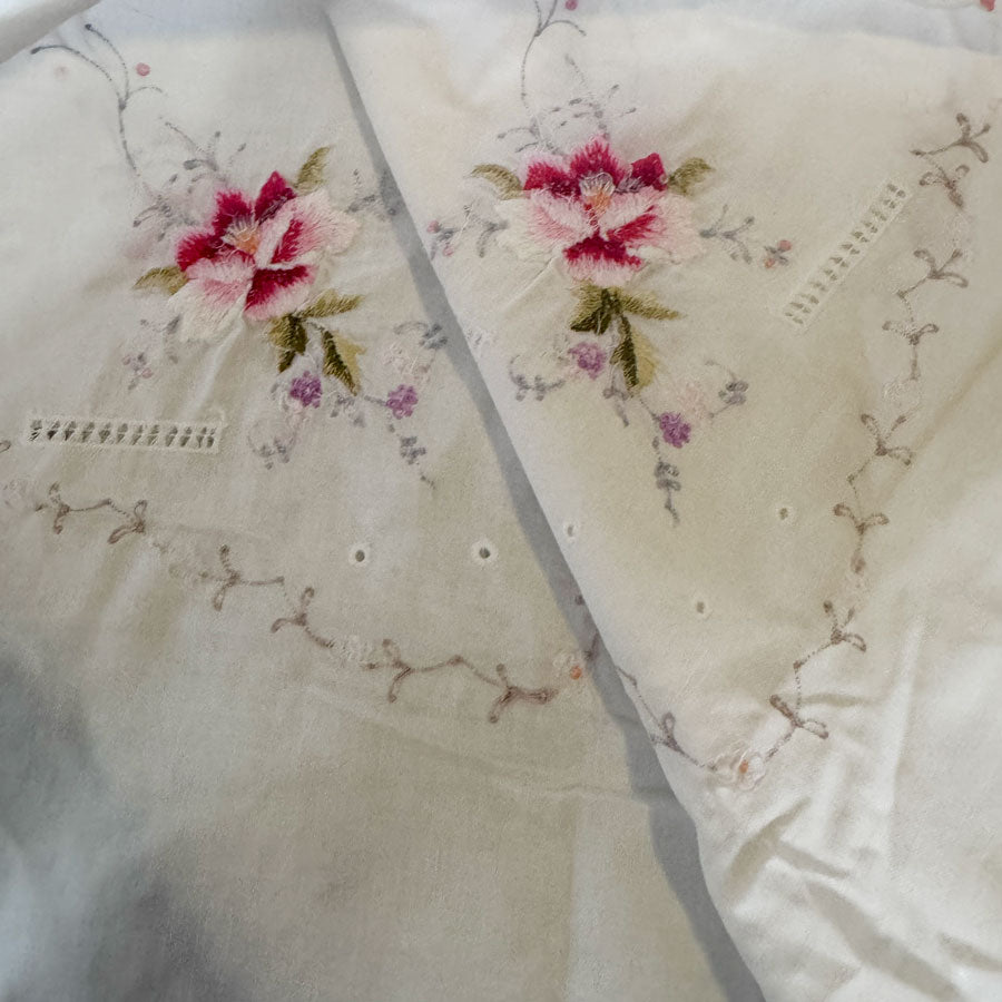 Little square pink embroidered tablecloth