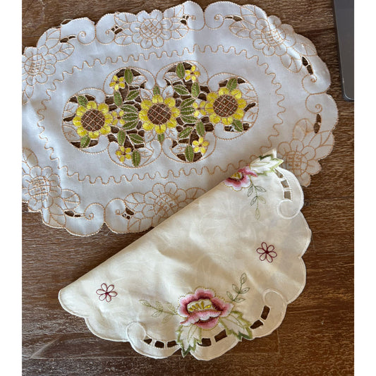 Retro doilies set