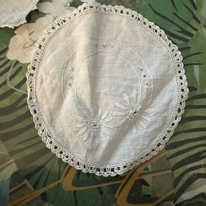 Vintage doilies set 1