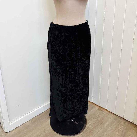 sz M ? black crushed velvet skirt