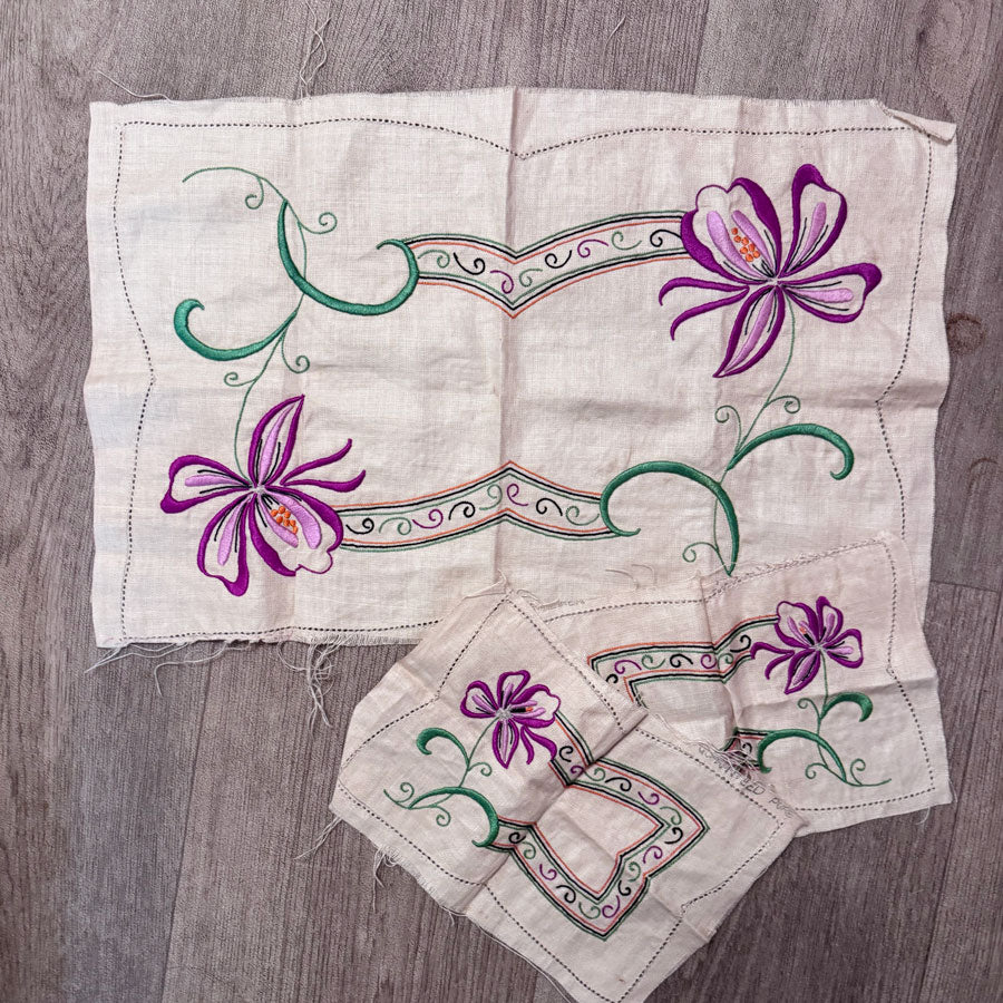 Purple flowers doilies set
