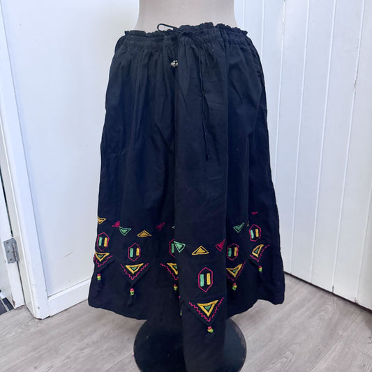 sz M-L black embroidered skirt