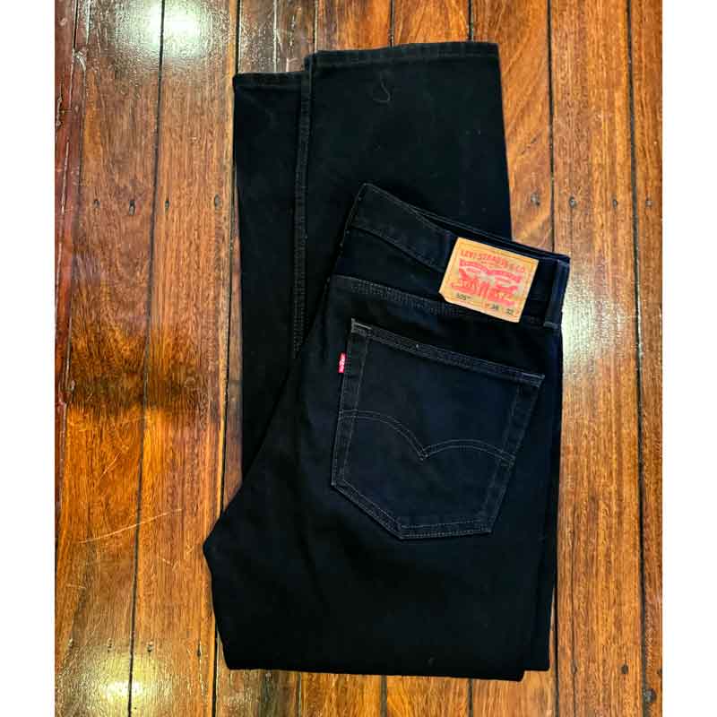 sz 36 Black Levis jeans