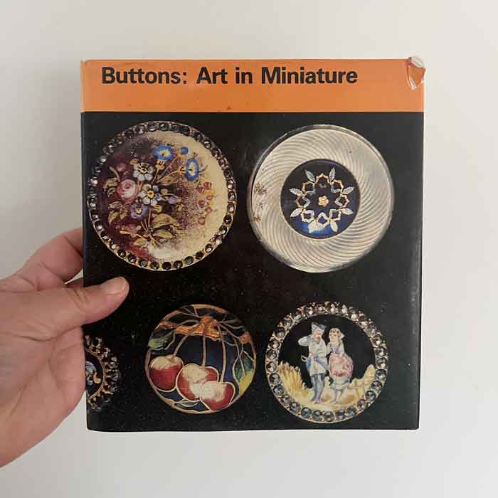 Buttons Art in Miniature 9874