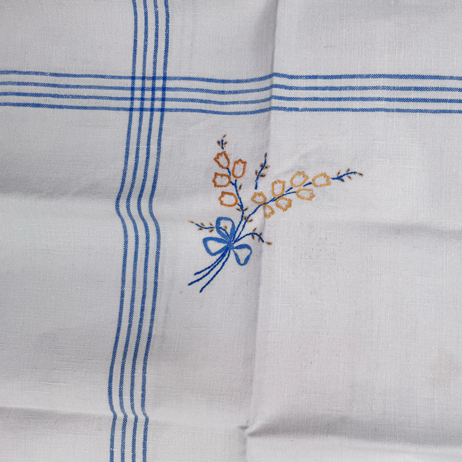 Sweet check embroidered tablecloth