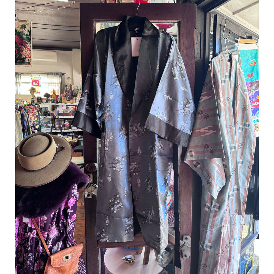 sz M Chinese satin robe
