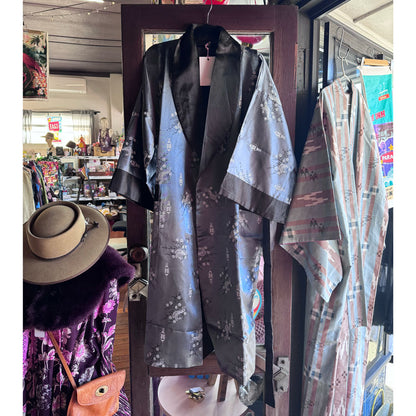 sz M Chinese satin robe