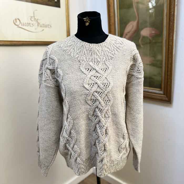 sz M-L cream cable knit jumper