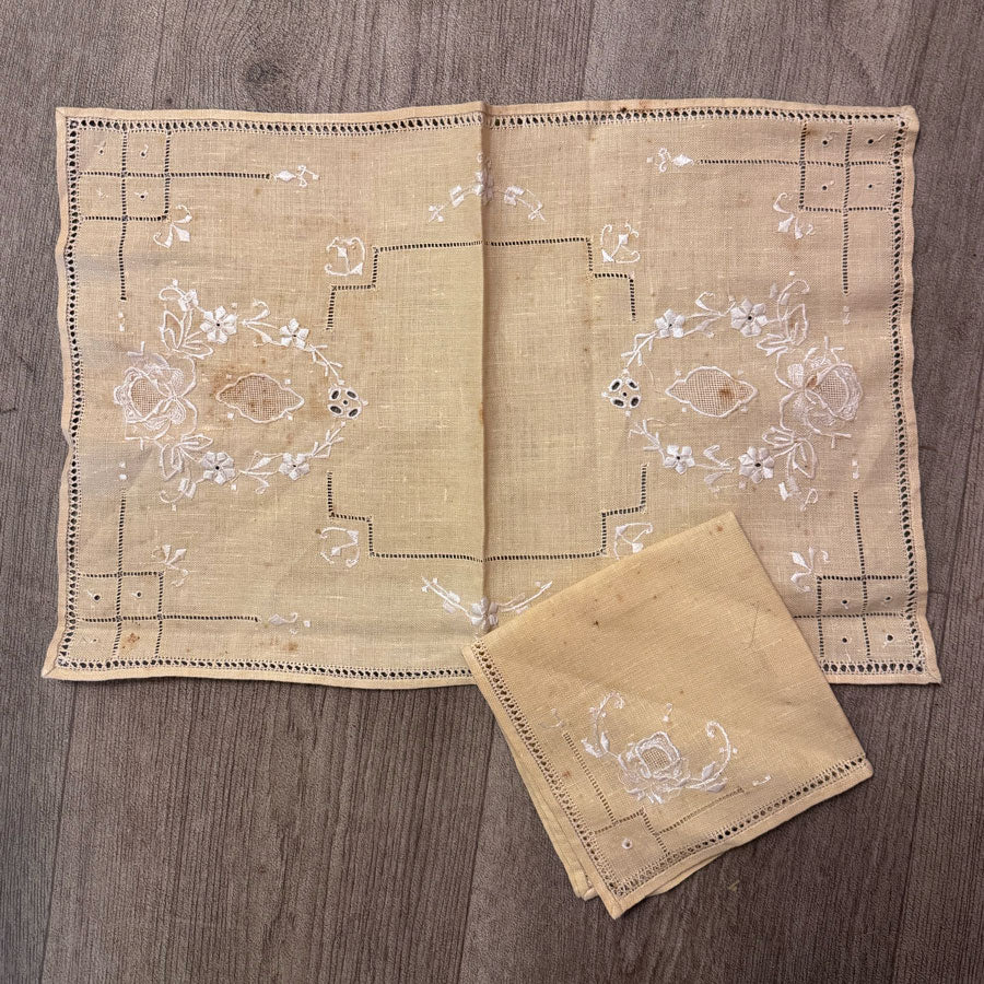Cream doilies set