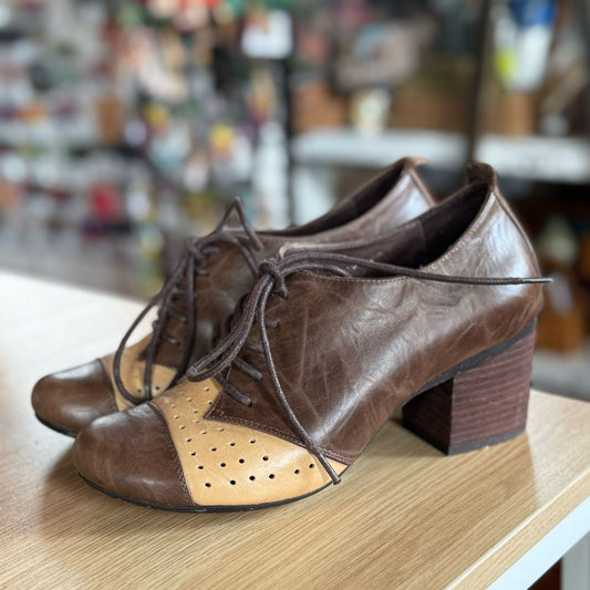 sz 38 Cushla Gold vintage style heels