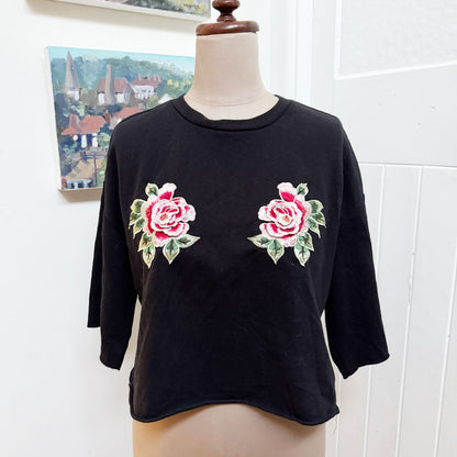 sz M black embroidered rose t shirt