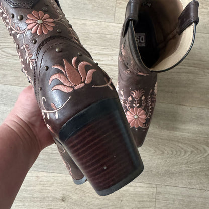 sz 11 Durango Wildflower shortie boots