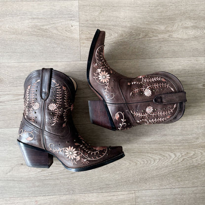 sz 11 Durango Wildflower shortie boots