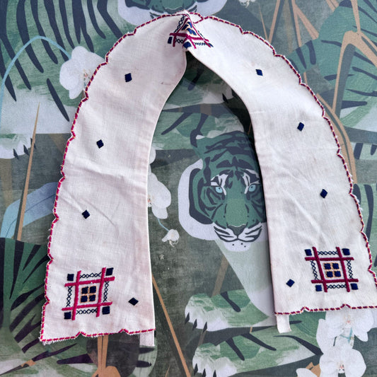 Vintage embroidered collar