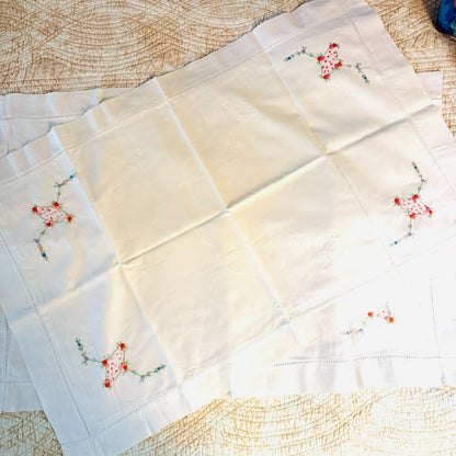 Set of 2 embroidered pillowcases