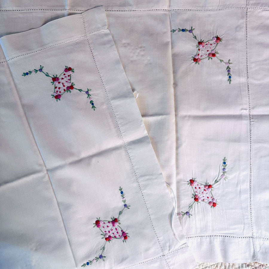 Set of 2 embroidered pillowcases