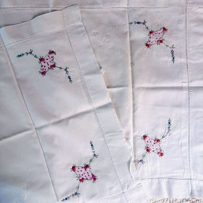 Set of 2 embroidered pillowcases