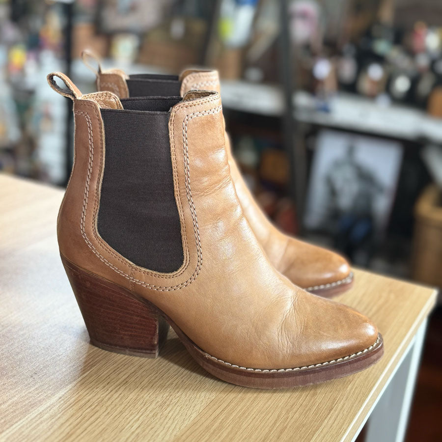 sz 37 EOS cowboy shortie boots