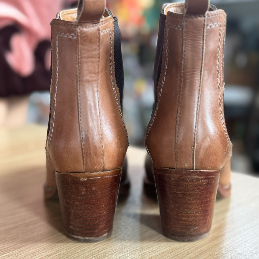 sz 37 EOS cowboy shortie boots