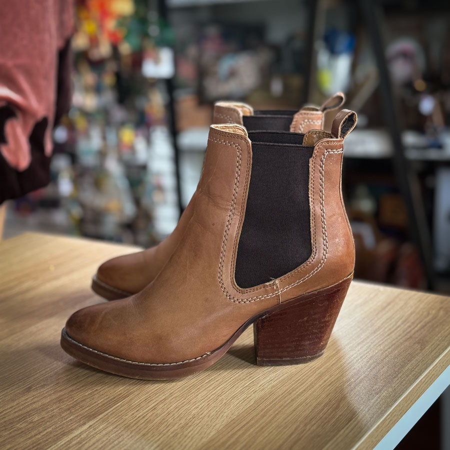 sz 37 EOS cowboy shortie boots