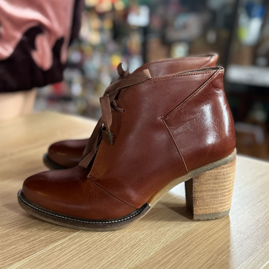 sz 38 Esska tan heeled boots