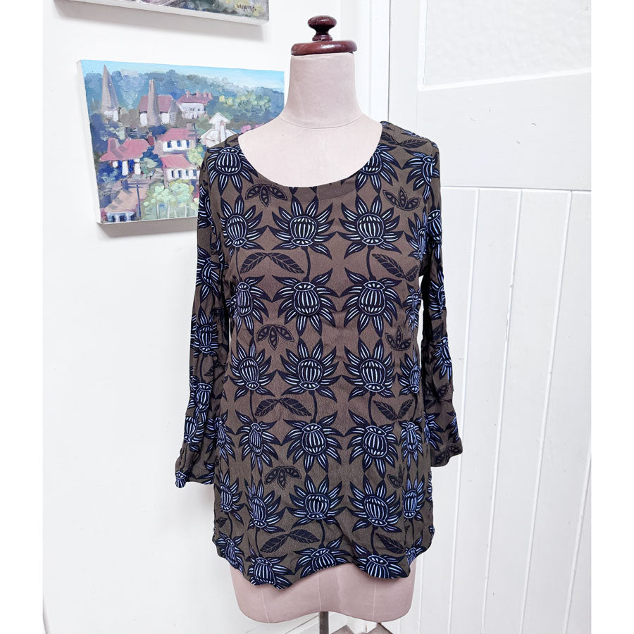 sz 10 FOIL dark floral top