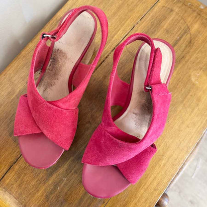 sz 37 fuscia Clarks wedges