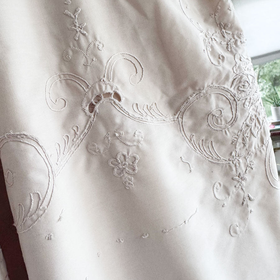 Tablecloth : large coffee cream embroidered
