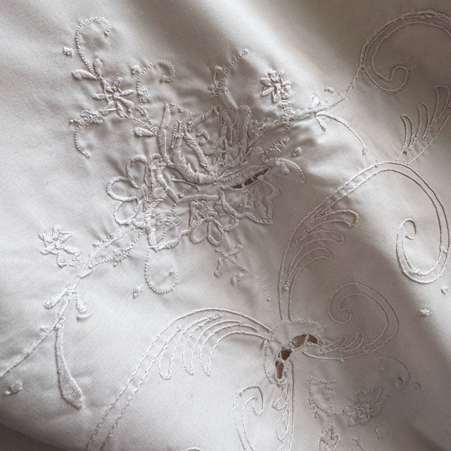 Tablecloth : large coffee cream embroidered