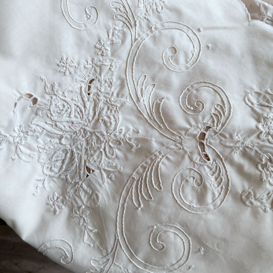 Tablecloth : large coffee cream embroidered