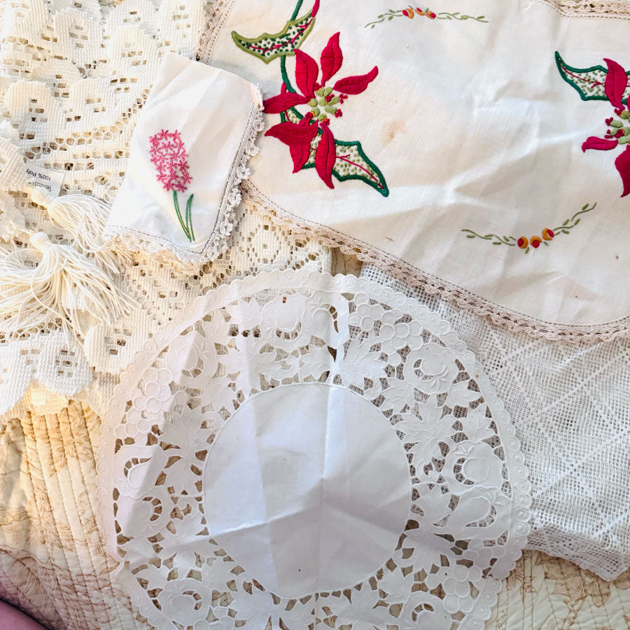 Set of 5 doilies and lace