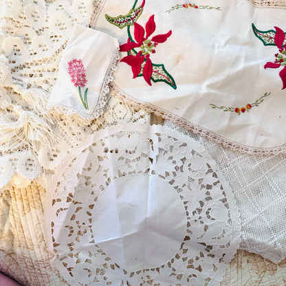 Set of 5 doilies and lace