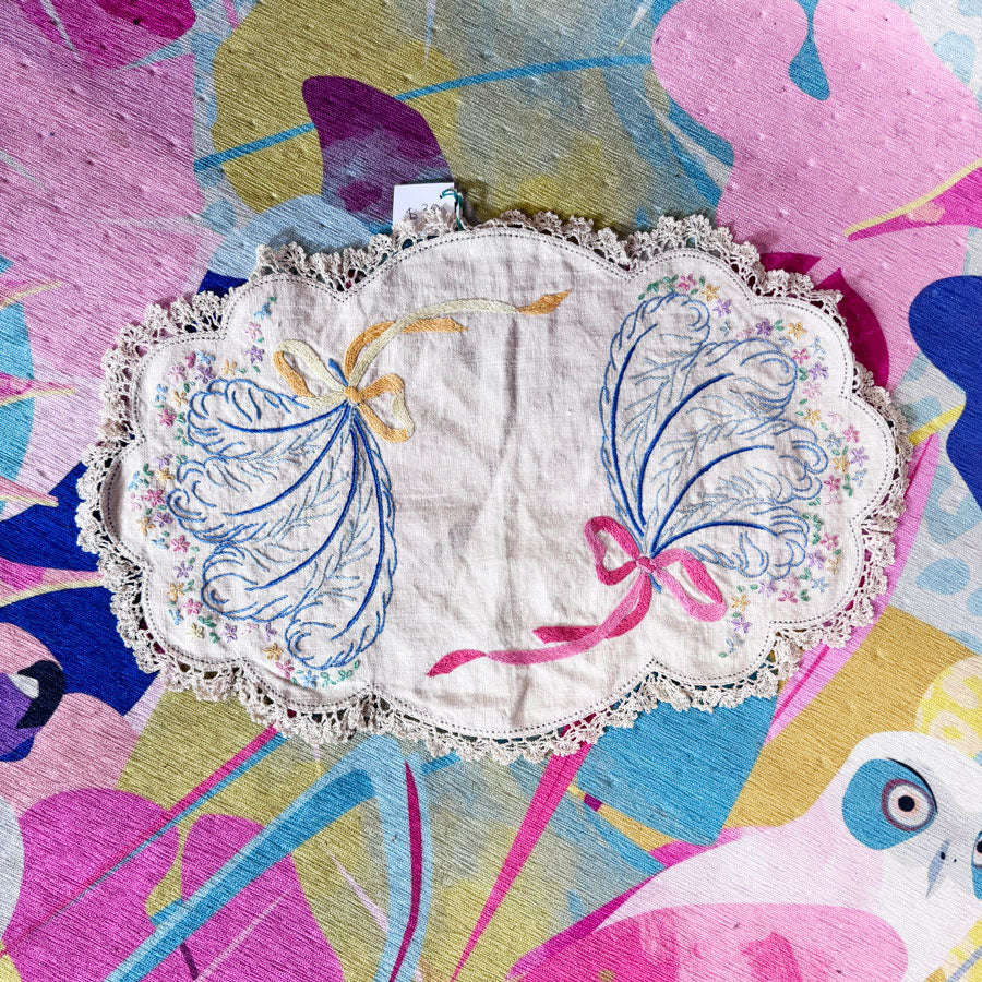 Large feather ribbon doilie
