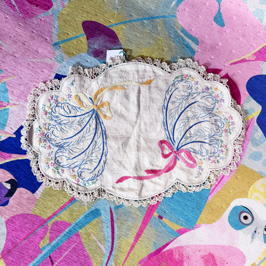Large feather ribbon doilie