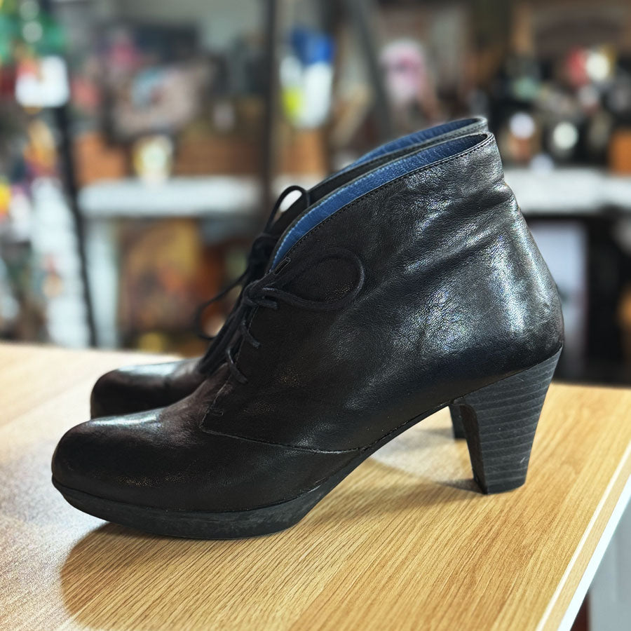 sz 37 black Perlato boots