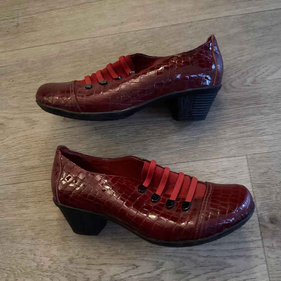 sz 36 Hinako red patent pumps