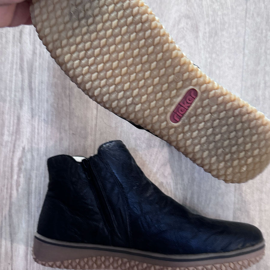 sz 42 Rieker fur lined boots