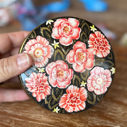 Round floral tin