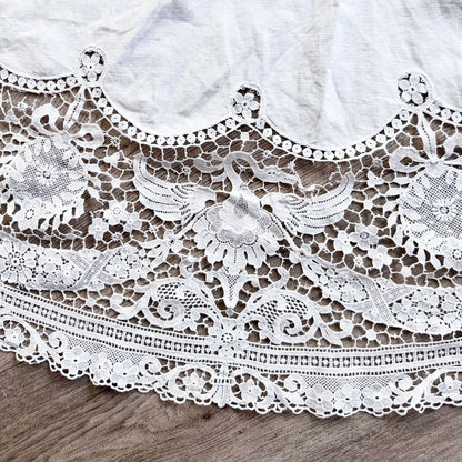 White round swan tablecloth