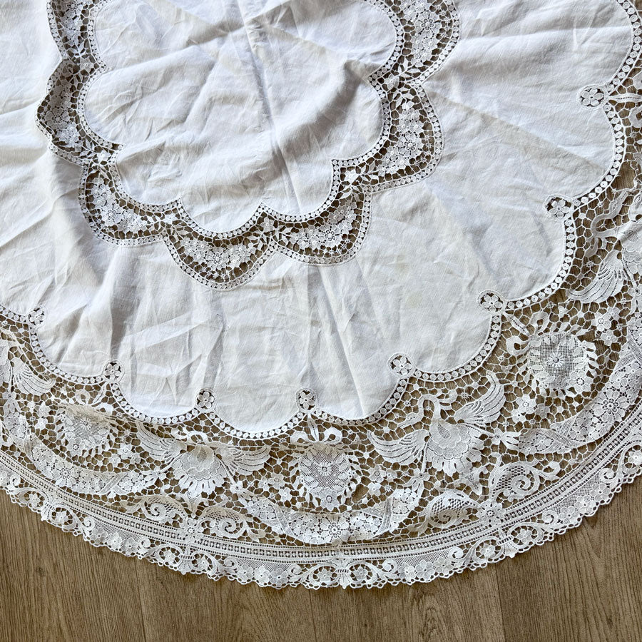 White round swan tablecloth