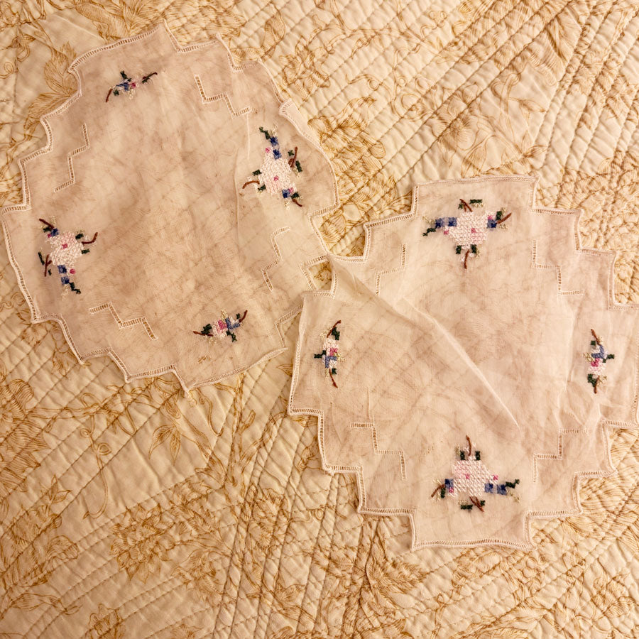 Sheer doilie set