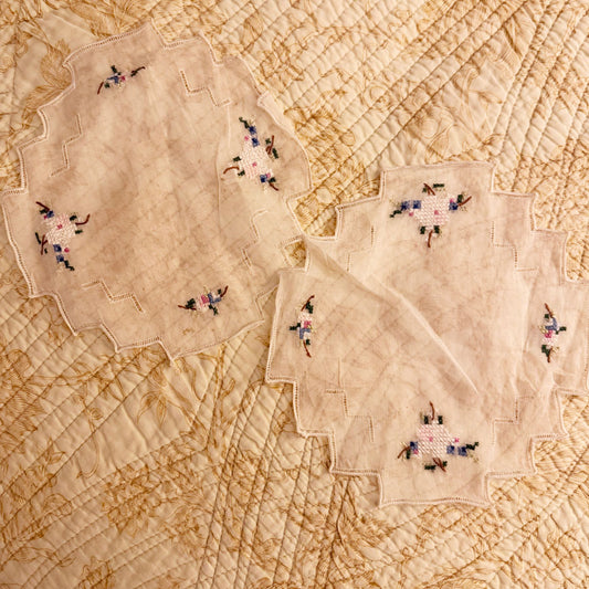 Sheer doilie set