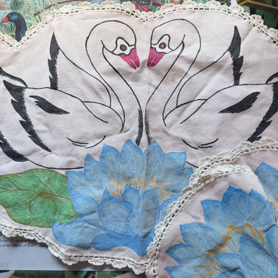 Swan doilies set 3
