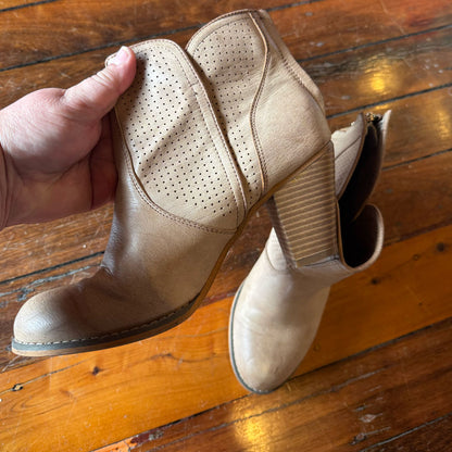 sz 10 tan cowboy booties