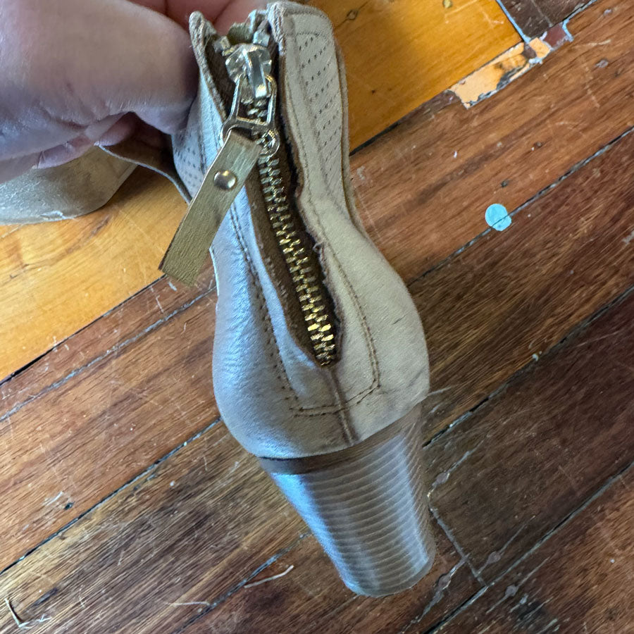 sz 10 tan cowboy booties