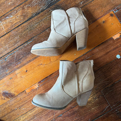 sz 10 tan cowboy booties
