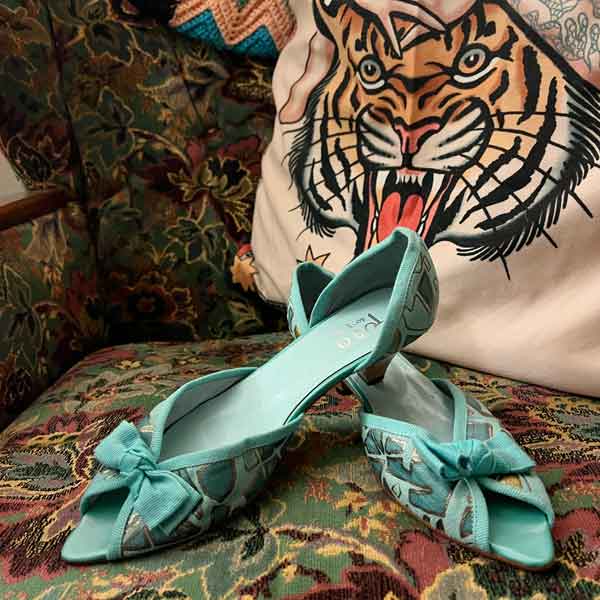 sz 37 Turquoise kitten heel pumps